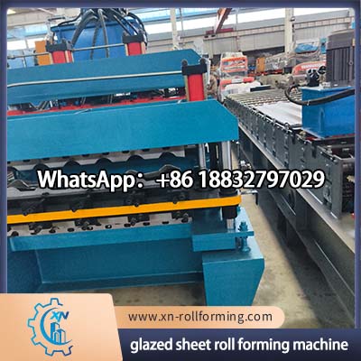 Automatic glazed sheet roll forming machine for metal roof tile production