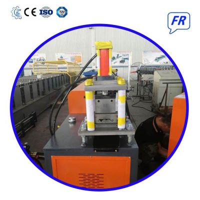 Machine profileuse lame rideau pour portes enroulables en acier